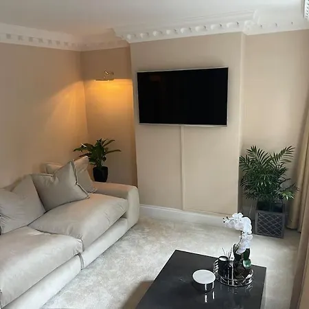 Newly Refurbished Apartment, Near Station & River